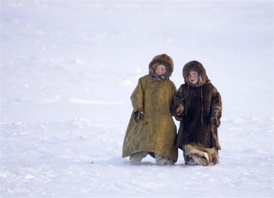Trẻ em Nenets đi bộ ở gần nơi bỏ phiếu trên bán đảo Yamal năm 2008. Trẻ em Nenets đi bộ ở gần nơi bỏ phiếu trên bán đảo Yamal năm 2008.