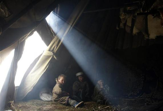 Trẻ em Nenets trong lều gia đình trên bán đảo Yamal Trẻ em Nenets trong lều gia đình trên bán đảo Yamal
