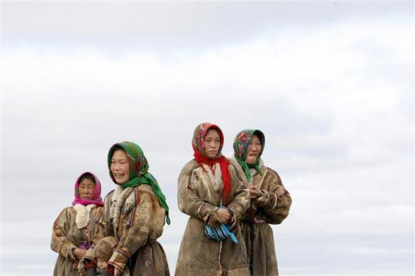 Phụ nữ Nenets trên bán đảo Yamal Phụ nữ Nenets trên bán đảo Yamal