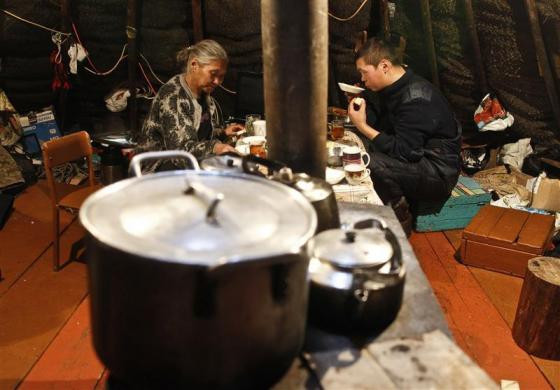 Bà Avgusta Ledneva, 60 tuổi, cùng con trai Alexei Lednev, 18 tuổi, tại căn lều của họ nằm cách thị trấn Naryan-Mar 53 km Bà Avgusta Ledneva, 60 tuổi, cùng con trai Alexei Lednev, 18 tuổi, tại căn lều của họ nằm cách thị trấn Naryan-Mar 53 km