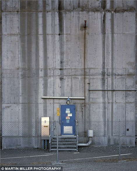 Lối vào lò phản ứng B của cơ sở hạt nhân Hanford năm 1944.