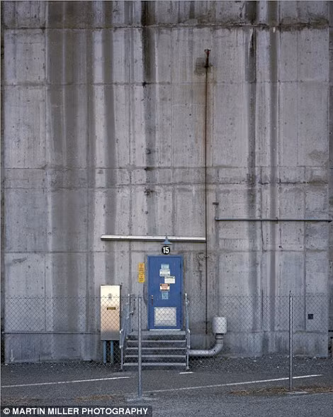 Lối vào lò phản ứng B của cơ sở hạt nhân Hanford năm 1944.