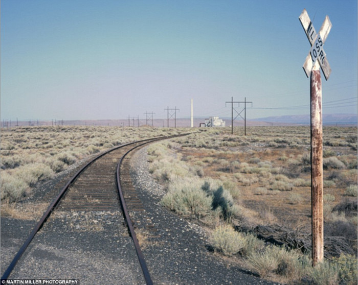 Đường xe lửa dẫn tới lò phản ứng B của cơ sở hạt nhân Hanford năm 1944.