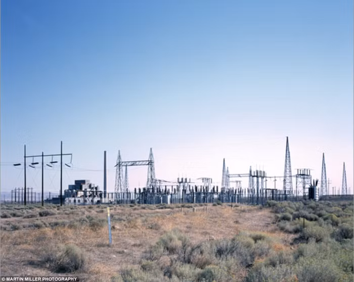 Trạm biến áp và lò phản ứng B của cơ sở hạt nhân Hanford năm 1944.