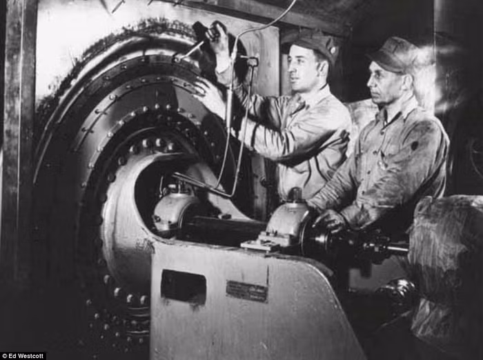 Hai công nhân làm việc tại cơ sở hạt nhân Hanford khi nó còn hoạt động.