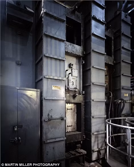 Thiết bị dùng trong sản xuất uranium cho quả bom nguyên tử thả xuống Hiroshima tại Oak Ridge năm 1943.