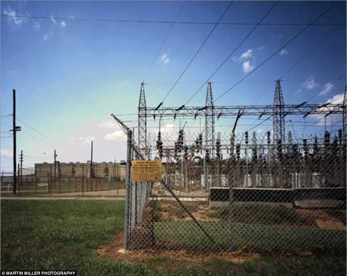 Trạm biến áp và tòa nhà K-27 của cơ sở làm giàu uranium tại Oak Ridge năm 1945-1946.