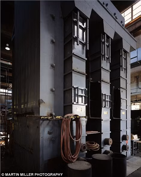 Thiết bị dùng trong sản xuất uranium cho quả bom nguyên tử thả xuống Hiroshima tại Oak Ridge năm 1943.