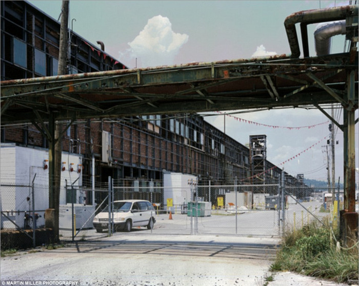 Tòa nhà K-25 của cơ sở làm giàu uranium tại Oak Ridge năm 1945.