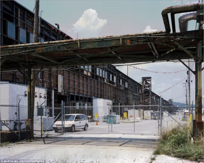 Tòa nhà K-25 của cơ sở làm giàu uranium tại Oak Ridge năm 1945.