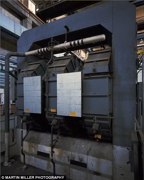 Beta Calutrons được dùng trong giai đoạn 2 của quá trình sản xuất uranium cho quả bom nguyên tử thả xuống Hiroshima tại Oak Ridge năm 1943.