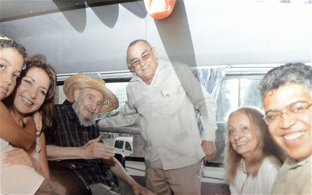 Chủ tịch Cuba Fidel Castro cùng cựu Phó Tổng thống Venezuela Elias Jaua trong cuộc gặp gỡ tại La Havana ngày 21/10. Ảnh AFP Chủ tịch Cuba Fidel Castro cùng cựu Phó Tổng thống Venezuela Elias Jaua trong cuộc gặp gỡ tại La Havana ngày 21/10. Ảnh AFP