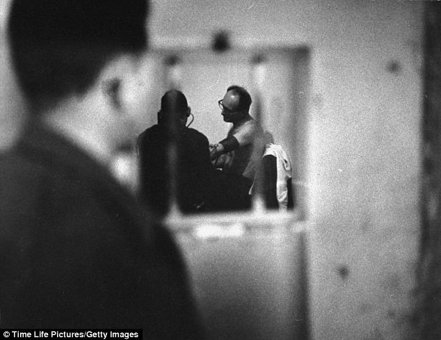 Eichmann được kiểm tra y tế trong thời gian bị giam giữ tại Israel.