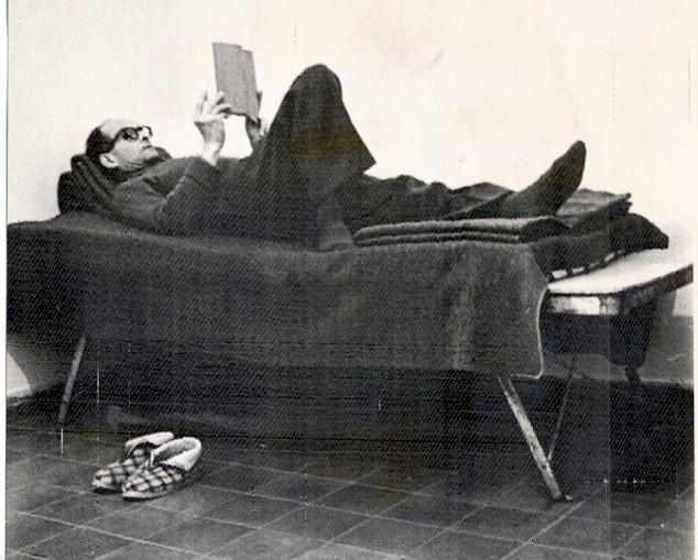 Eichmann nằm đọc sách trên chiếc giường trong nhà lao