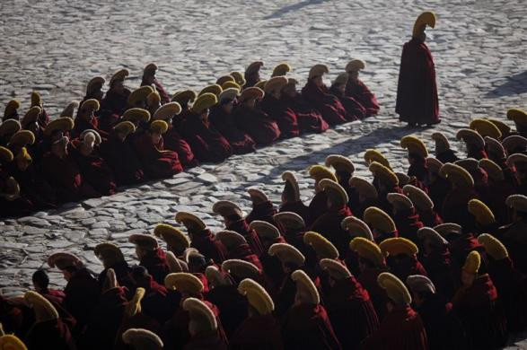 Các nhà sư tập trung cầu nguyện tại tu viện Labrang ngày 21/2. Các nhà sư tập trung cầu nguyện tại tu viện Labrang ngày 21/2.