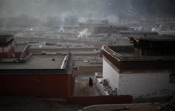 Một nhà sư đi bên trong tu viện Labrang ngày 21/2. Một nhà sư đi bên trong tu viện Labrang ngày 21/2.