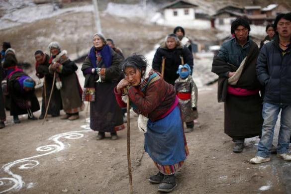 Người Tây Tạng tập trung bên ngoài một ngôi chùa ở Langmusixiang đón năm mới ngày 22/2. Người Tây Tạng tập trung bên ngoài một ngôi chùa ở Langmusixiang đón năm mới ngày 22/2.