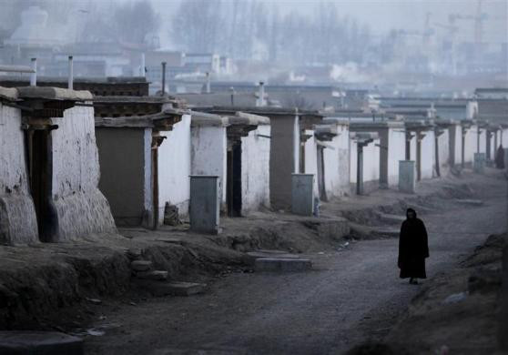 Một nhà sư Tây Tạng đi dọc con hẻm mới xây của tu viện Labrang ngày 21/2. Một nhà sư Tây Tạng đi dọc con hẻm mới xây của tu viện Labrang ngày 21/2.