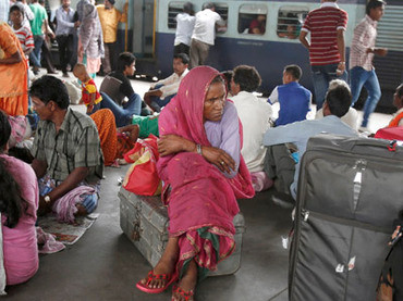 Người dân Ấn Độ ngồi trên sân ga ở New Delhi ngày 31/7 chờ các chuyến tàu hoạt động trở lại. Người dân Ấn Độ ngồi trên sân ga ở New Delhi ngày 31/7 chờ các chuyến tàu hoạt động trở lại.