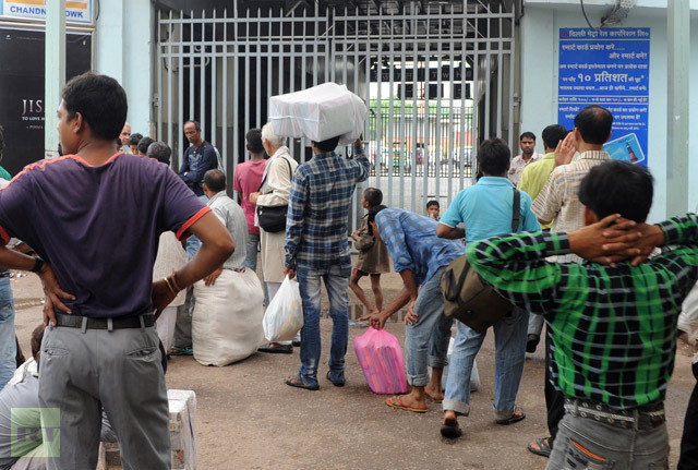 Hành khách chờ trước cổng một nhà ga tàu điện ngầm ở New Delhi ngày 31/7. Hành khách chờ trước cổng một nhà ga tàu điện ngầm ở New Delhi ngày 31/7.