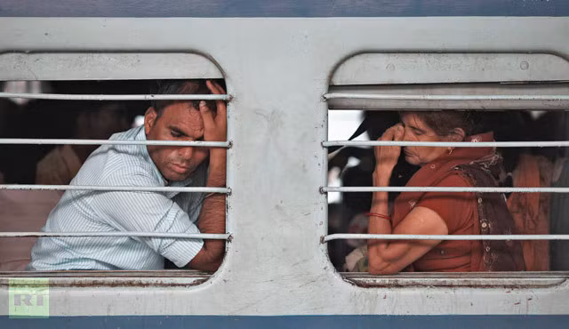 Hành khách trên một con tàu buộc phải dừng giữa hành trình do mất điện. Hành khách trên một con tàu buộc phải dừng giữa hành trình do mất điện.