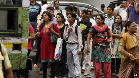 Người dân chờ xe bus sau khi các chuyến tàu điện ngầm không thể hoạt động vì mất điện. Người dân chờ xe bus sau khi các chuyến tàu điện ngầm không thể hoạt động vì mất điện.