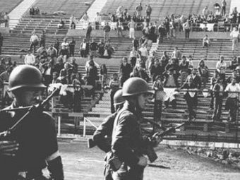 Các sân vận động ở Santiago sau cuộc đảo chính quân sự năm 1973. Ảnh từ libcom.org Các sân vận động ở Santiago sau cuộc đảo chính quân sự năm 1973. Ảnh từ libcom.org