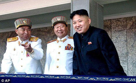 Tướng Ri Yong-ho (trái) và nhà lãnh đạo Triều Tiên Kim Jong-un (phải) Tướng Ri Yong-ho (trái) và nhà lãnh đạo Triều Tiên Kim Jong-un (phải)