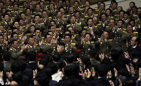 Nhà lãnh đạo Triều Tiên Kim Jong-un được các sĩ quan quân đội nhiệt liệt chào mừng khi ông tới tham dự buổi hòa nhạc đánh dấu kỷ niệm 80 năm ngày thành lập của quân đội nhân dân Bắc Triều Tiên tại Bình Nhưỡng Nhà lãnh đạo Triều Tiên Kim Jong-un được các sĩ quan quân đội nhiệt liệt chào mừng khi ông tới tham dự buổi hòa nhạc đánh dấu kỷ niệm 80 năm ngày thành lập của quân đội nhân dân Bắc Triều Tiên tại Bình Nhưỡng