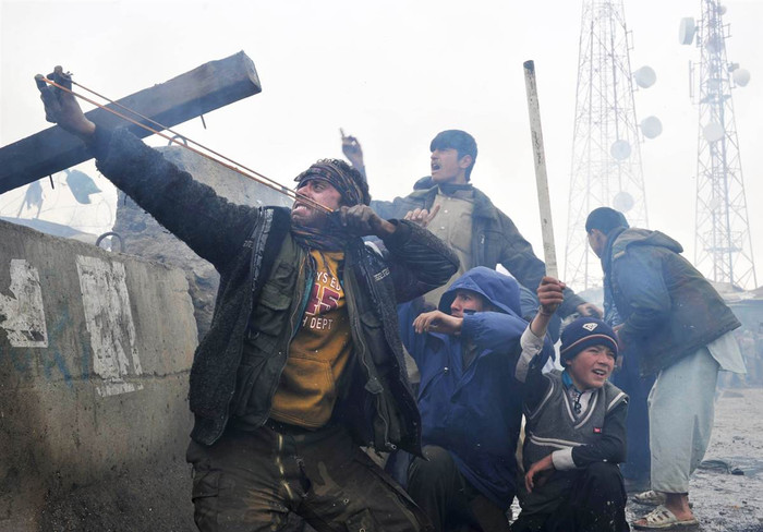 Người Afghanistan bắn súng cao su về phía lính Mỹ tại căn cứ không quân Bagram, nằm cách phía bắc Kabul khoảng 64 km hôm 21/2. Người Afghanistan bắn súng cao su về phía lính Mỹ tại căn cứ không quân Bagram, nằm cách phía bắc Kabul khoảng 64 km hôm 21/2.