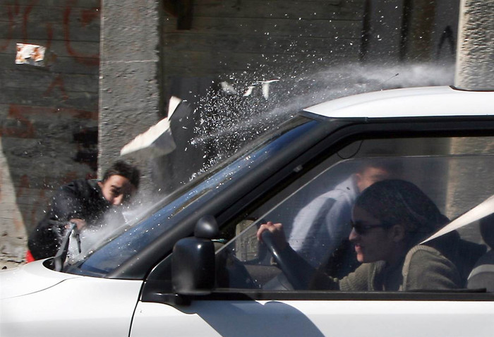 Một thanh niên Palestine ném đá vào xe của một người Israel khi cô đi ngang qua một khu của người Do Thái gần làng Beit Omar, khu Bờ Tây ngày 21/2. Một thanh niên Palestine ném đá vào xe của một người Israel khi cô đi ngang qua một khu của người Do Thái gần làng Beit Omar, khu Bờ Tây ngày 21/2.