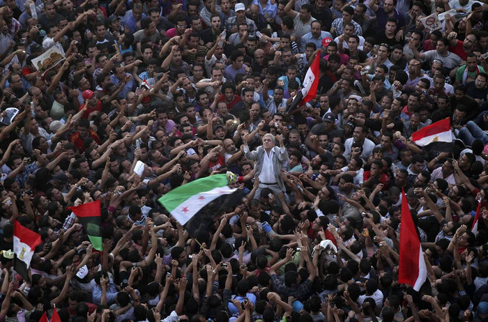 Người biểu tình tập trung tại quảng trường Tahrir, Ai Cập để phản đối bản án tù chung thân dành cho cựu Tổng thống Hosni Mubarak được tòa án tối cao nước này đưa ra ngày 2/6.