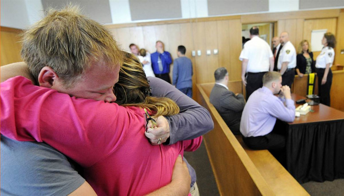 Daniel Bowley (trái) ôm em gái Aaron Deveau (18 tuổi) sau phiên xét xử tại tòa án quận Haverhill, ở Haverhill, Massachusetts, Mỹ ngày 6/6. Deveau đã gây tai nạn khiến một thanh niên 18 tuổi thiệt mạng do mải nhắn tin điện thoại trong lúc đang lái xe hồi năm ngoái.