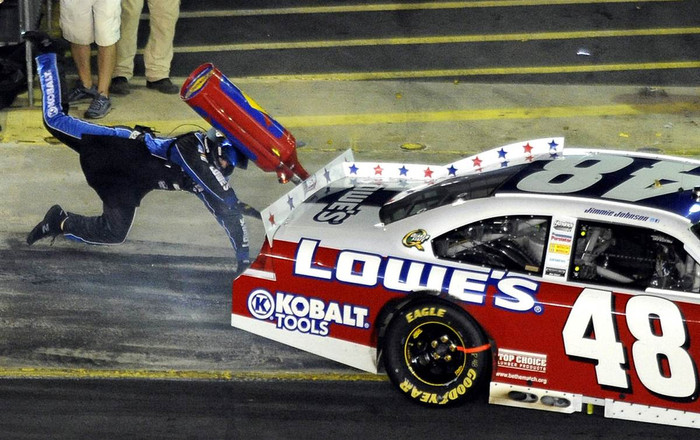 Nhân viên bơm ga Brandon Harder bị hất ngã khi Jummie Johnson tăng tốc trong một cuộc đua tại giải NASCAR Sprint Cup Series Coca-Cola 600 tại đường đua Charlotte ngày 27/5.