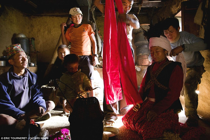 Mật ong rất có giá ở các nước châu Á, nhưng với người Rai, họ không kinh doanh mật bởi họ tin rằng thứ mật này có sức mạnh thần thánh và coi nó như một thực thể linh thiêng. Mật ong rất có giá ở các nước châu Á, nhưng với người Rai, họ không kinh doanh mật bởi họ tin rằng thứ mật này có sức mạnh thần thánh và coi nó như một thực thể linh thiêng.