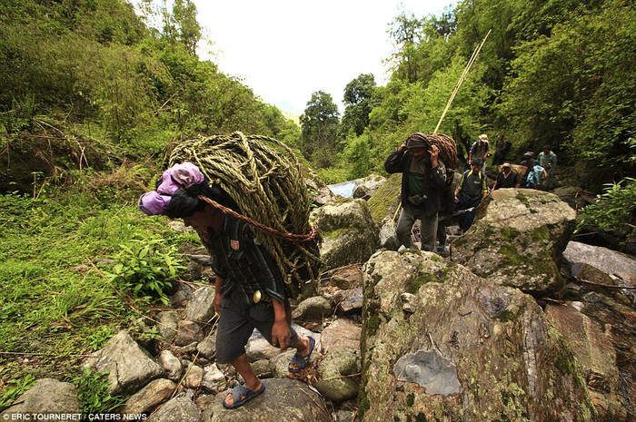 Người Rai vác dây, thức ăn lên núi tìm kiếm mật ong. Người Rai vác dây, thức ăn lên núi tìm kiếm mật ong.