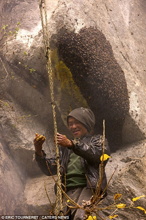 Một người Rai vui mừng với thành quả của mình. Một người Rai vui mừng với thành quả của mình.