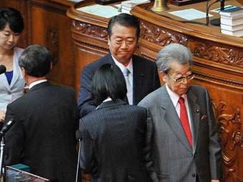 Ông Kingmaker Ichiro Ozawa (giữa). Ông Kingmaker Ichiro Ozawa (giữa).