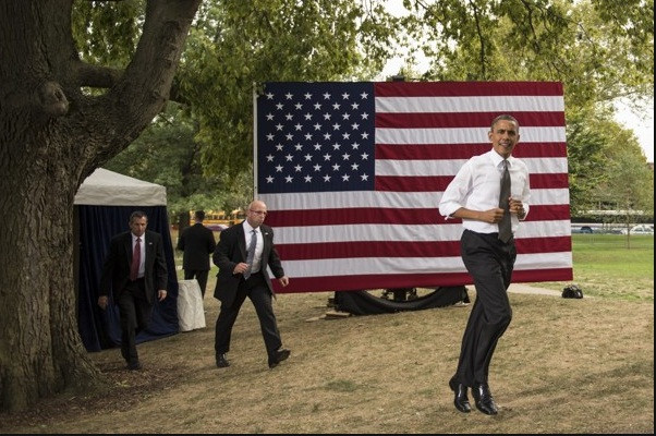 Tờ Los Angeles Times chọn đương kim Tổng thống Obama bởi chính sách cắt giảm chi tiêu quốc phòng, tăng thuế đối với người giàu trong bối cảnh khủng hoảng ngân sách. Tờ báo này cho rằng nếu lên cầm quyền, ông Romney sẽ làm trầm trọng thêm tình hình bằng cách tăng chi tiêu quốc phòng như thời Tổng thống Bush. Tờ Los Angeles Times chọn đương kim Tổng thống Obama bởi chính sách cắt giảm chi tiêu quốc phòng, tăng thuế đối với người giàu trong bối cảnh khủng hoảng ngân sách. Tờ báo này cho rằng nếu lên cầm quyền, ông Romney sẽ làm trầm trọng thêm tình hình bằng cách tăng chi tiêu quốc phòng như thời Tổng thống Bush.