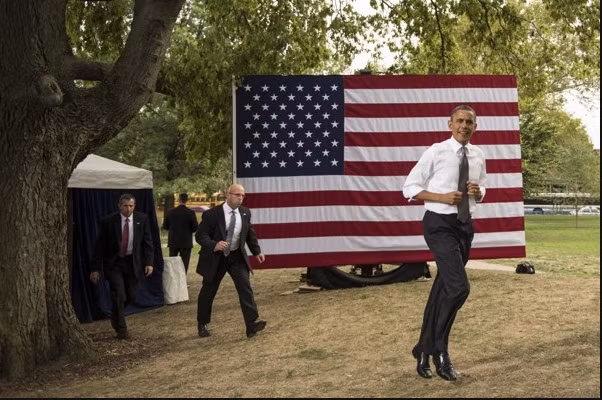 Tờ Los Angeles Times chọn đương kim Tổng thống Obama bởi chính sách cắt giảm chi tiêu quốc phòng, tăng thuế đối với người giàu trong bối cảnh khủng hoảng ngân sách. Tờ báo này cho rằng nếu lên cầm quyền, ông Romney sẽ làm trầm trọng thêm tình hình bằng cách tăng chi tiêu quốc phòng như thời Tổng thống Bush.