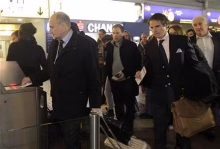 Herman Nackaerts(trái) người đứng đầu nhóm chuyên gia IAEA tới Iran hôm 20/2