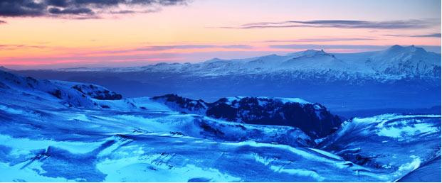 Dải băng trắng bao phủ ngọn núi Fimmvorouhals Dải băng trắng bao phủ ngọn núi Fimmvorouhals