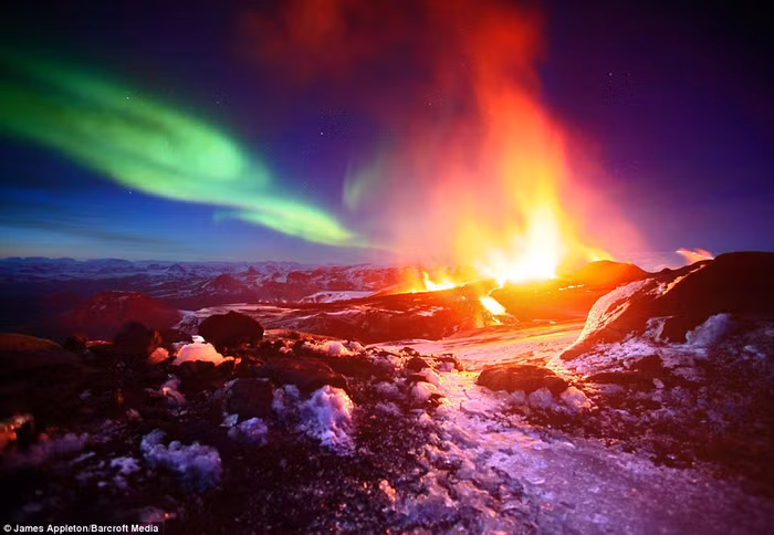 Ánh sáng của núi nửa Fimmvorouhals ở miền nam Iceland hòa với ánh cực quang tạo ra khung cảnh huyền ảo