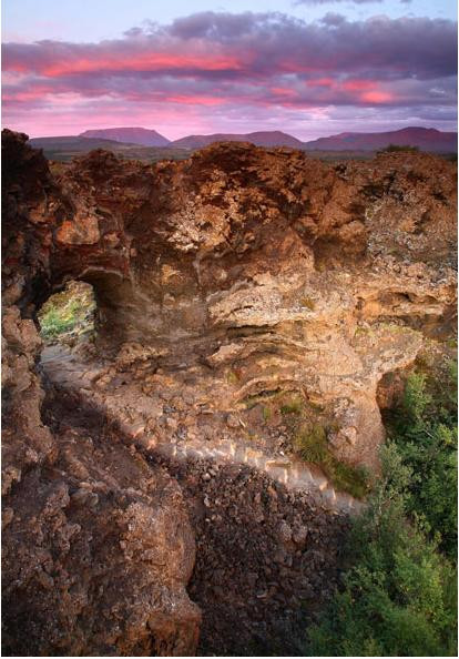 Vòm đá tự nhiên tại khu dự trữ thiên nhiên Dimmuborgir ở đông bắc Iceland Vòm đá tự nhiên tại khu dự trữ thiên nhiên Dimmuborgir ở đông bắc Iceland