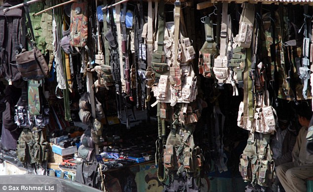 Quần áo dành cho binh sĩ NATO được bày bán ngập chợ Karkhano với giá rẻ. Quần áo dành cho binh sĩ NATO được bày bán ngập chợ Karkhano với giá rẻ.