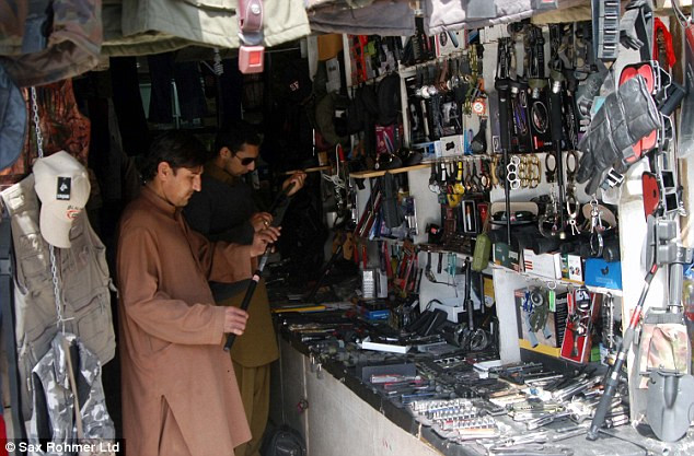 Thiết bị quân sự dành cho lính Mỹ được bán tại chợ Karkhano ở Pakistan. Thiết bị quân sự dành cho lính Mỹ được bán tại chợ Karkhano ở Pakistan.