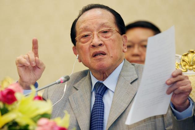 Ngoại trưởng Campuchia Hor Namhong trong một cuộc họp báo tại Phnom Penh, Campuchia, ngày 20/7/2012 về các vấn đề liên quan đến biển tranh chấp Biển Đông. Mặc dù có sự chia rẽ, nhưng ASEAN vẫn đang chờ đợi đạt được sự đồng thuận về vấn đề tranh chấp Biển Đông. Ảnh EPA Ngoại trưởng Campuchia Hor Namhong trong một cuộc họp báo tại Phnom Penh, Campuchia, ngày 20/7/2012 về các vấn đề liên quan đến biển tranh chấp Biển Đông. Mặc dù có sự chia rẽ, nhưng ASEAN vẫn đang chờ đợi đạt được sự đồng thuận về vấn đề tranh chấp Biển Đông. Ảnh EPA