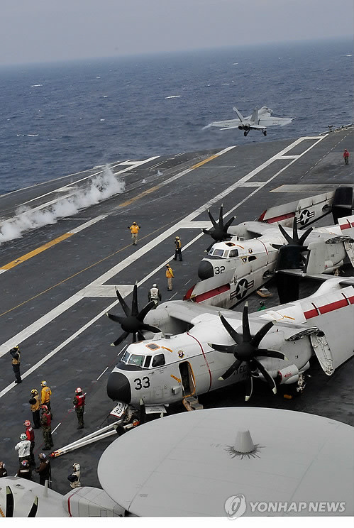 F/A-18 Super Hornet cất cánh từ tàu sân bay USS George Washington khi tham gia tập trận chung với quân đội Hàn Quốc trên biển Hoàng Hải ngày 24/6. F/A-18 Super Hornet cất cánh từ tàu sân bay USS George Washington khi tham gia tập trận chung với quân đội Hàn Quốc trên biển Hoàng Hải ngày 24/6.