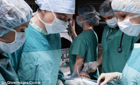 Các bác sĩ đỡ đẻ đã vô tình làm em bé sơ sinh đầu lìa khỏi cổ trước khi ra khỏi bụng mẹ