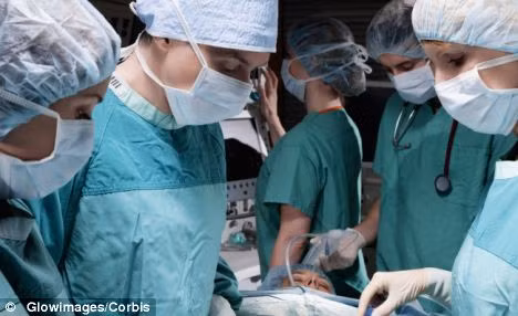 Các bác sĩ đỡ đẻ đã vô tình làm em bé sơ sinh đầu lìa khỏi cổ trước khi ra khỏi bụng mẹ